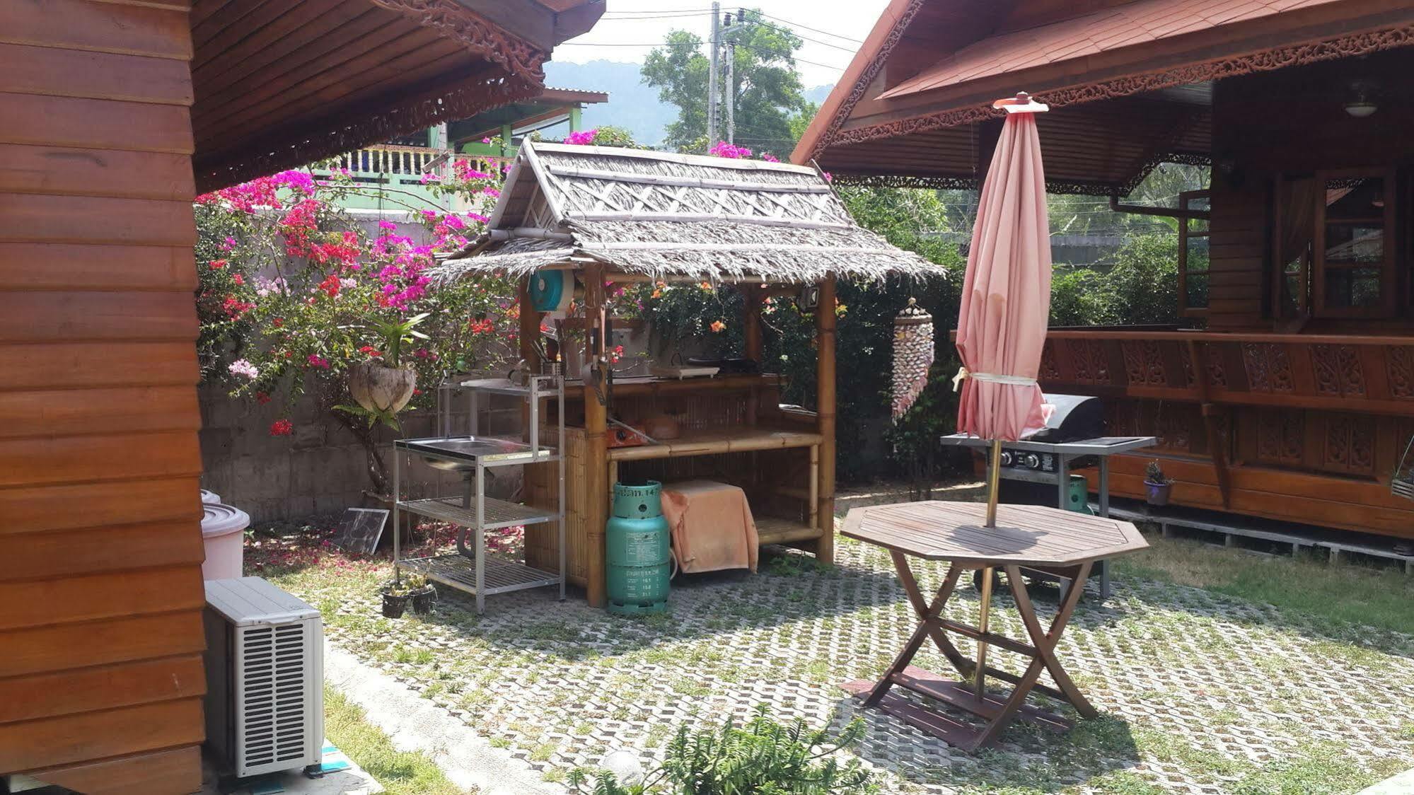 Golden Teak Resort Baan Sapparot หาดกมลา ภายนอก รูปภาพ